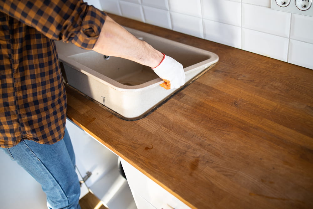 Kirkland Plumber Installs a Sink