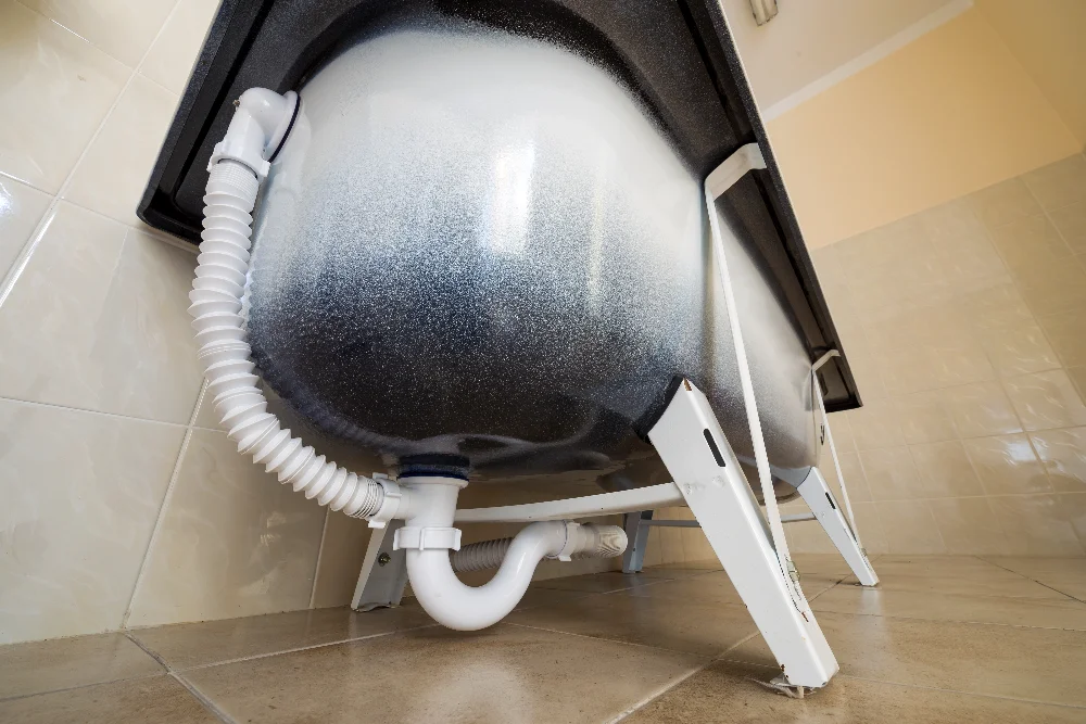 why is my bathtub leaking​